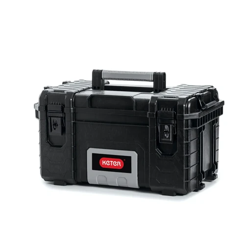 Prostokątna skrzynka narzędziowa z czarnego tworzywa sztucznego z szarym panelem i czerwonym logo na przedzie, zamykana na dwa klipsy i z uchwytem na górze; widok z przodu.