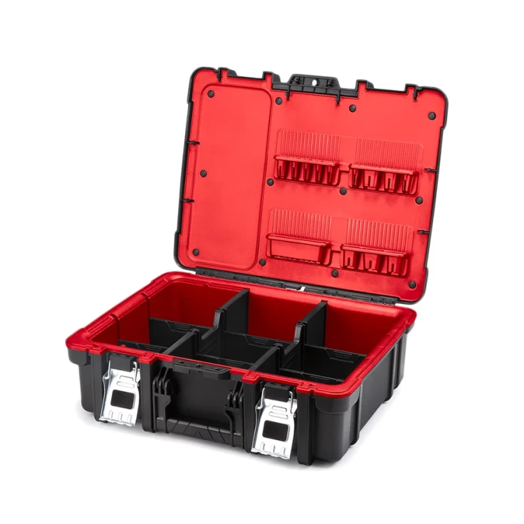 Otwarta walizka narzędziowa z czarnego tworzywa sztucznego z czerwonym wnętrzem, podzielona na cztery komory, z uchwytami na narzędzia w wieczku.