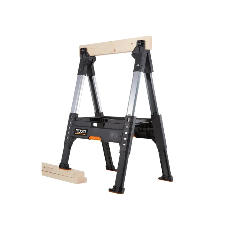 Stojak warsztatowy z wysuwanymi metalowymi nogami i belką drewnianą; widok z przodu z lekkiego kąta, obok leżący dodatkowy element drewniany.