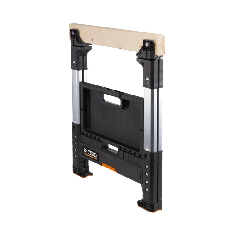 Złożony stojak z uchwytem do przenoszenia, widok z przodu; konstrukcja z tworzywa sztucznego i metalu, belka drewniana zamontowana na górze.