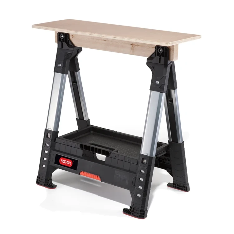 Stojak z zamocowaną na górze płytą drewnianą, tworzący tymczasowy blat roboczy; widok z przodu.