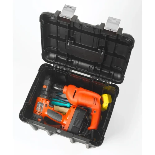 Widok z góry na otwartą czarną skrzynkę narzędziową z tworzywa sztucznego z zawartością – w środku widoczne są elektronarzędzia w odcieniach pomarańczowym i żółtym oraz kilka narzędzi ręcznych.
