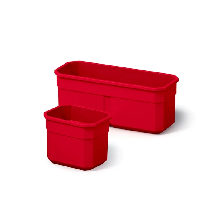 Dwa czerwone pojemniki z tworzywa sztucznego w różnych rozmiarach, o prostokątnym kształcie i zaokrąglonych rogach, ustawione na białym tle.