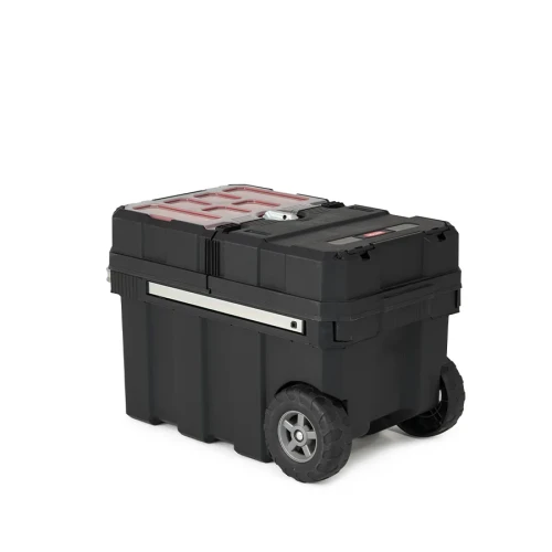 Czarna skrzynka narzędziowa z tworzywa sztucznego na dużych kołach, z przezroczystą pokrywą z czerwonymi przegrodami i aluminiową prowadnicą po bokach, ustawiona na białym tle.