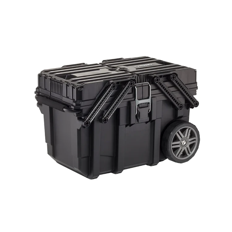 Czarno-szara skrzynka narzędziowa z tworzywa sztucznego, ustawiona pod kątem; zamknięta, z widocznymi dużymi kołami i podwójnym mechanizmem zawiasowym na bokach.