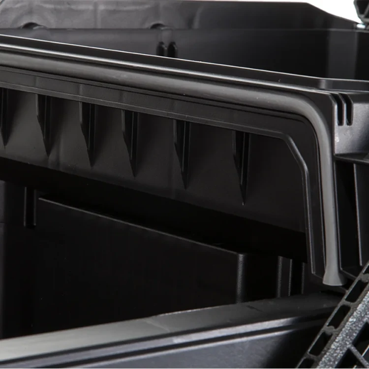 Zbliżenie na krawędź wewnętrznej części skrzynki; widoczne uszczelnienie i grube ścianki pokrywy.