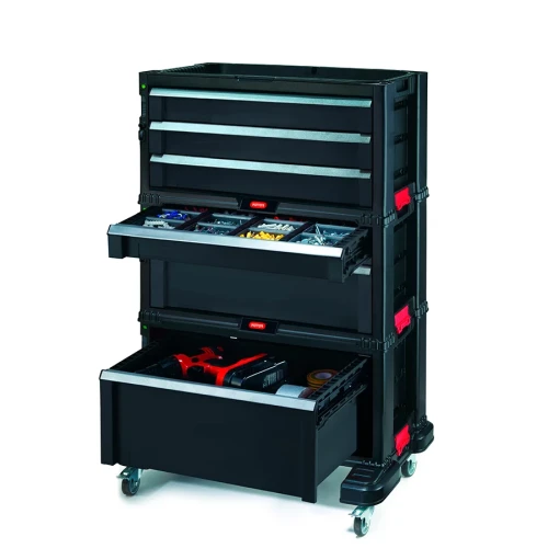 Wysoki, złożony z kilku modułów regał na kółkach z częściowo wysuniętymi szufladami wypełnionymi narzędziami.