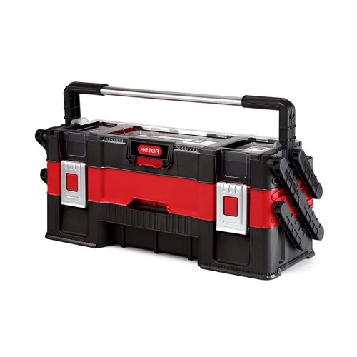 Czarna skrzynia z czerwonymi akcentami, zamknięta, z metalową rączką na górze i metalowymi zatrzaskami, widok z przodu.