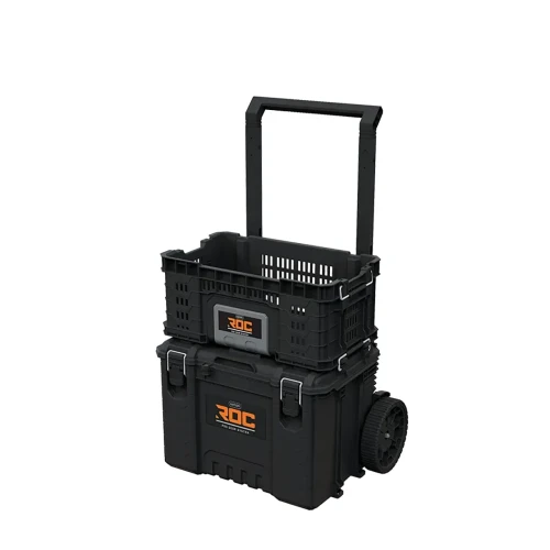 Czarny kosz narzędziowy umieszczony na skrzyni transportowej z dużymi kołami i wysuwaną rączką; zestaw w pozycji pionowej, widok z przodu pod kątem.