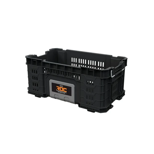 Czarny kosz narzędziowy z tworzywa sztucznego o prostokątnym kształcie, z ażurowymi ściankami bocznymi, srebrnymi uchwytami po bokach i pomarańczowym logo na froncie; widok z przodu pod kątem.